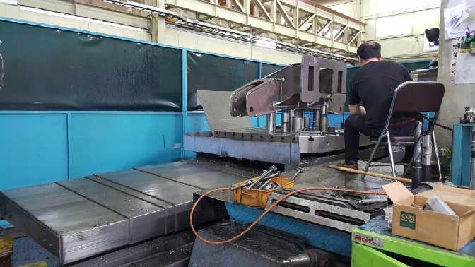 http://www.machinetools247.com/images/machines/15619-Doosan DBC-130 L 2.jpg